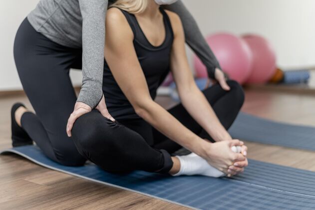 客户使用私人教练lotusposition进行训练健康计划锻炼
