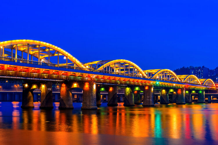 水韩国汉城夜晚的汉港大桥码头城市外部
