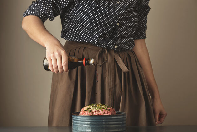 蛋白质女人把酱油倒在肉末里煮饺子或饺子肉生的传统