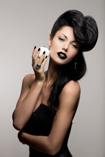 造型时尚女性肖像 现代发型 黑色嘴唇 白色苹果美甲配件指甲