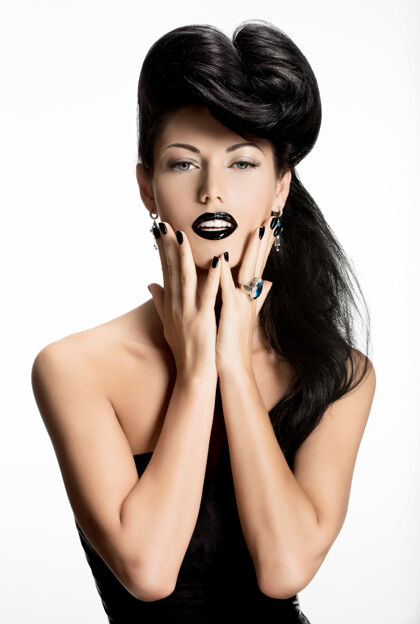 魅力黑色指甲和黑色嘴唇的时尚女性肖像化妆豪华性感