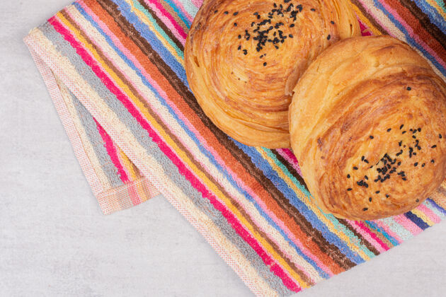 美味彩色桌布上的两个可爱的护目镜国家面包房自制
