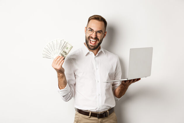 男人商业和电子商务兴奋的商人拿着钞票和笔记本电脑 在线工作 站着金钱自信衬衫