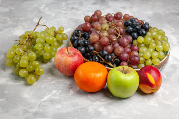 水果前视不同葡萄新鲜酸味水果浅白桌上水果新鲜醇香果汁夏日葡萄新鲜醇香的