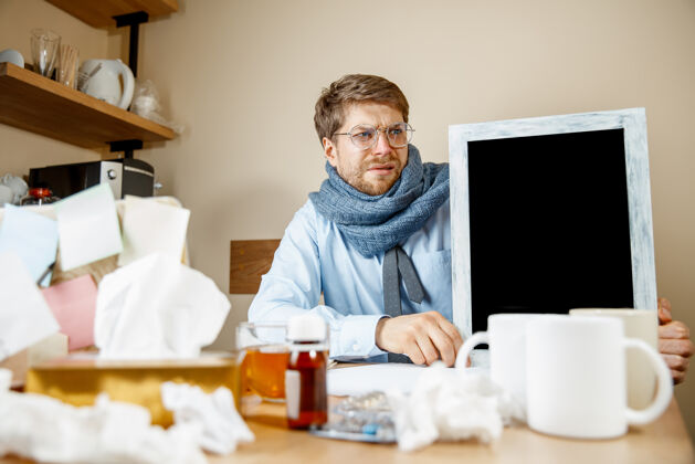 疾病病人在办公室工作时 商人感冒了 季节性流感经理工作办公桌