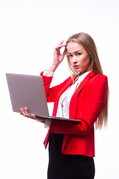 女人成功的女商人正站在孤零零的白墙上笔记本电脑笔记本电脑成功