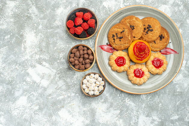 早餐顶视图美味的沙饼干饼干饼干和糖果的白色甜食食物美味