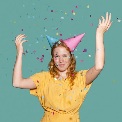 红发戴着两个生日锥的快乐女人活动庆祝女人