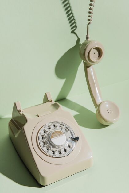 电话高角度老式电话与接收器通信垂直交谈