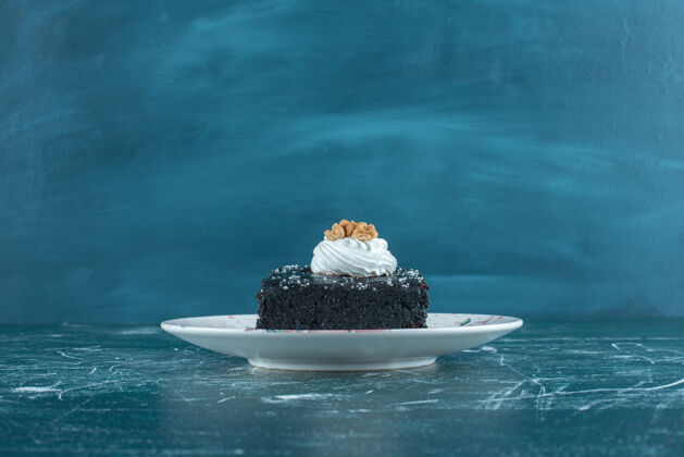 糕点蓝色盘子上的巧克力蛋糕巧克力甜点糖