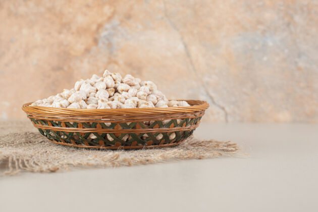 库存把生的白豌豆放在水泥盘上产品生的热带