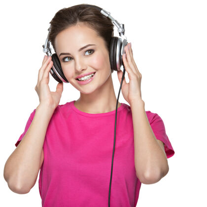 漂亮快乐的年轻女子戴着耳机听音乐听青少年音乐
