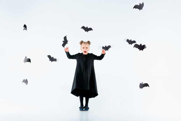 幽灵穿着黑色长裙和魔法饰品的小女巫孩子请客孩子