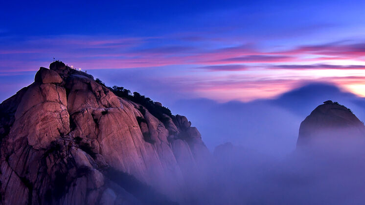 石头在韩国首尔的布汗山国家公园 布汗山山脉被晨雾和日出所覆盖岩石岩石首尔