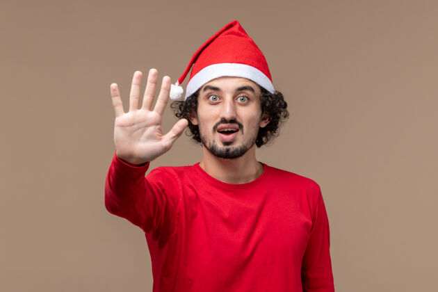 正面前视图红色的男性在棕色背景上显示数字圣诞节情感帽子职业