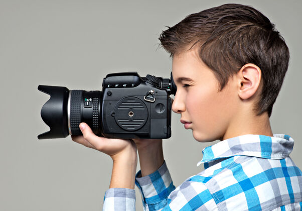 男性少年男孩用单反相机拍照男孩用相机拍照个人资料肖像个人资料灰色男孩