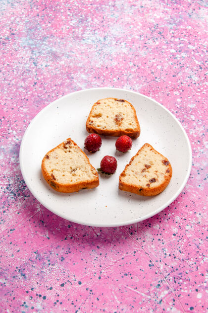 午餐正面图蛋糕片与草莓内板上浅粉色蛋糕烤甜饼干糖彩色照片膳食烘焙生的