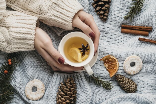 温暖的顶视图杯茶和八角茴香配料冬季可口的
