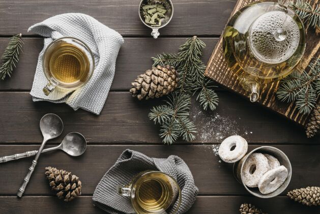 可口的正面是茶和松果的节日安排冬季自制的水平的