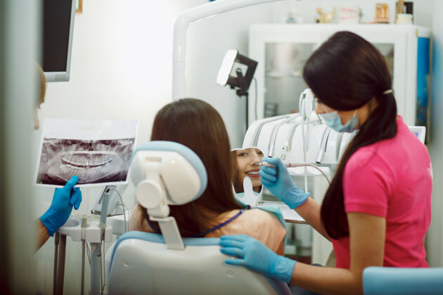 职业助理牙医和诊所里的病人开放医学女性