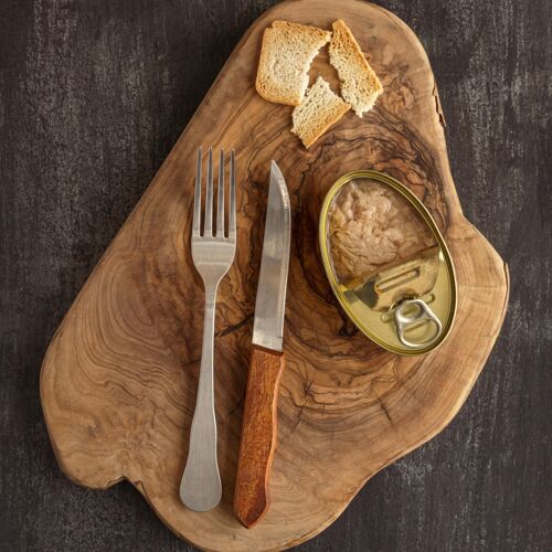 保存顶视图金枪鱼可以在木板上与餐具铝钢保存
