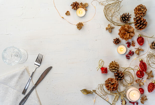 叉子一个乡村色彩丰富的圣诞餐桌与花色和文本空间的头顶拍摄蜡烛树刀