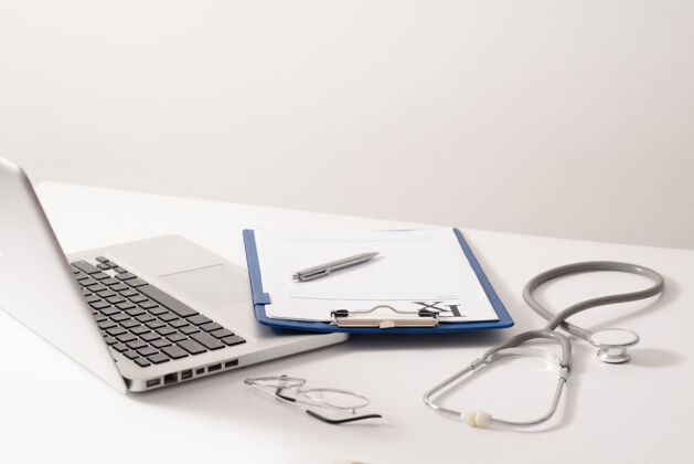 医疗听诊器 药片 白色表面的笔记本电脑医学概念医学设备医生