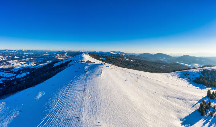 日落在一个阳光明媚 无风霜冻的日子里 欧洲滑雪胜地美丽的雪坡的神奇冬季全景冬季活动休闲的概念雪乌克兰风景