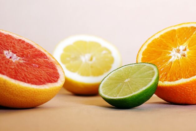 切片桌上新鲜橙子 酸橙和葡萄柚的特写镜头热带素食多汁
