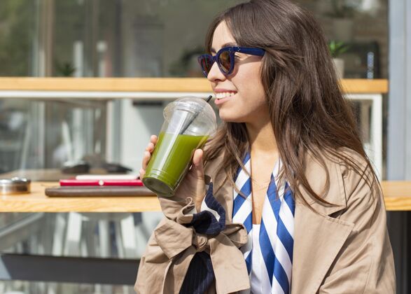 食品喝绿色果汁的女人的画像美味美味健康食品