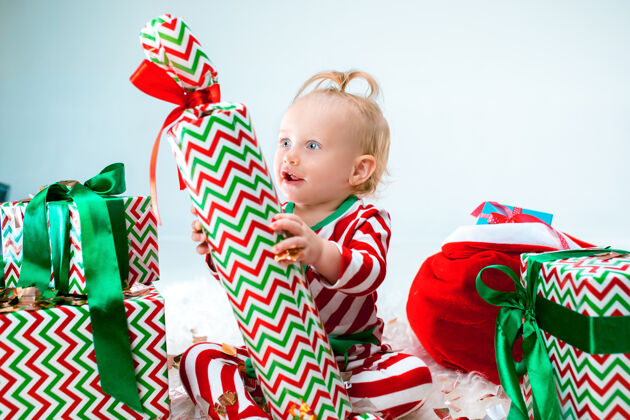 庆祝可爱的女婴1岁左右的圣诞老人帽子摆姿势情感宝贝礼物