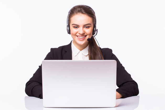 女士在办公室工作的年轻女性 在白墙上放着笔记本电脑和耳机 还有客服和呼叫中心年轻人电话中