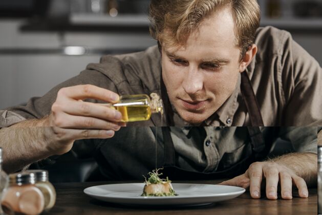 烹饪中景厨师用橄榄油镀盘子配料烹饪餐厅