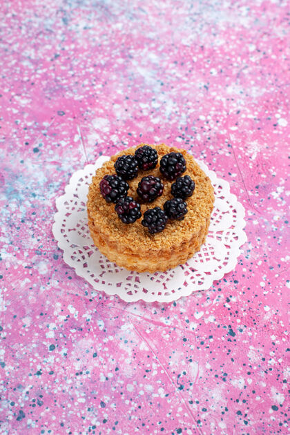 小黑莓蛋糕-浅粉色背景上的小水果蛋糕水果味蛋糕甜点