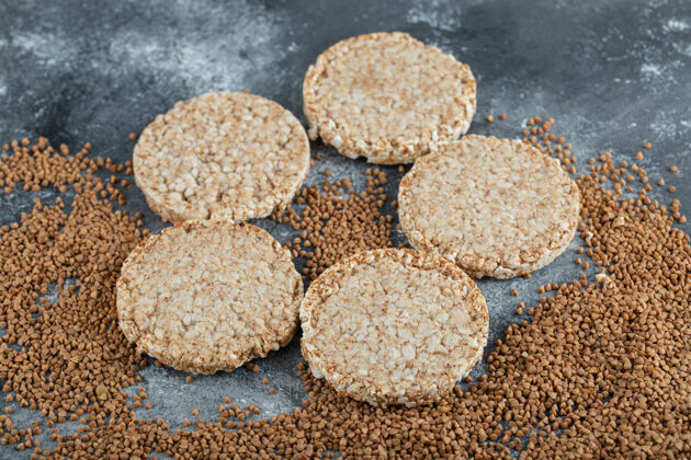 饼干在大理石表面放上新鲜的脆面包和生荞麦糕点天然有机