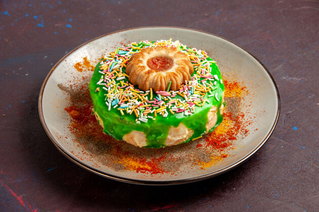 奶油前视小蛋糕美味的绿色奶油黑墙上饼干饼干甜甜的糖派蛋糕装饰派饼干