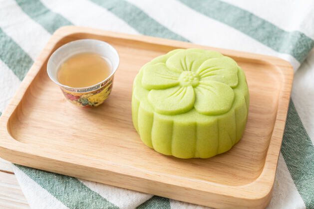 传统中国月饼绿茶味木盘茶美食季节味