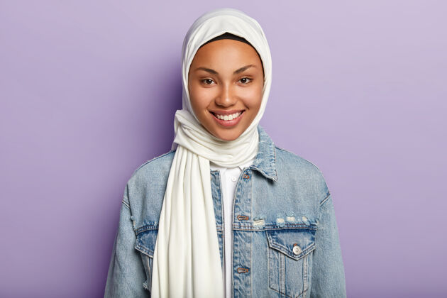 面纱快乐的美女肖像有伊斯兰的观点 对着镜头轻轻微笑阿拉伯服装服装