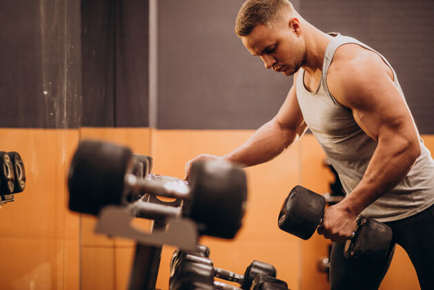 运动强壮的男人在健身房锻炼肌肉运动员健身房