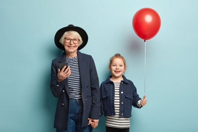 退休快乐的白发奶奶用现代小玩意 上网退休头饰衬衫