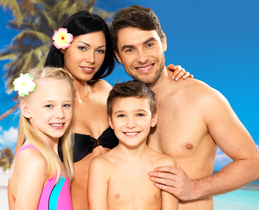 晒黑在热带海滩 一个快乐微笑的美丽家庭和两个孩子的画像海滩晒黑享受