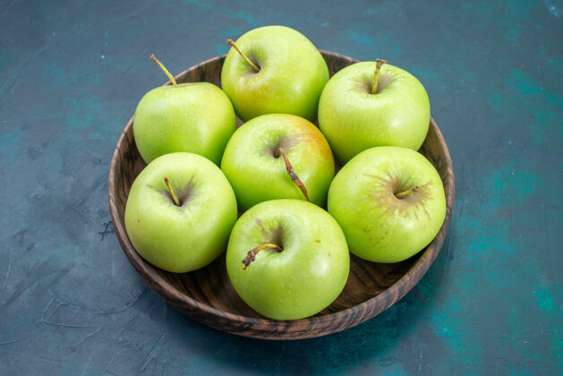 农产品前视青苹果 清新醇厚 深蓝色书桌上的苹果 清新植物 醇厚生的多汁的水果