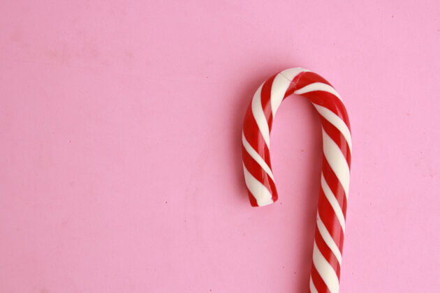 饼干高角度拍摄的美味糖果棒孤立在粉红色的表面棒圣诞节庆典