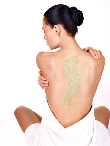 女性女人关心身体的皮肤使用化妆品擦洗背部-隔离在白色坐姿身体磨砂