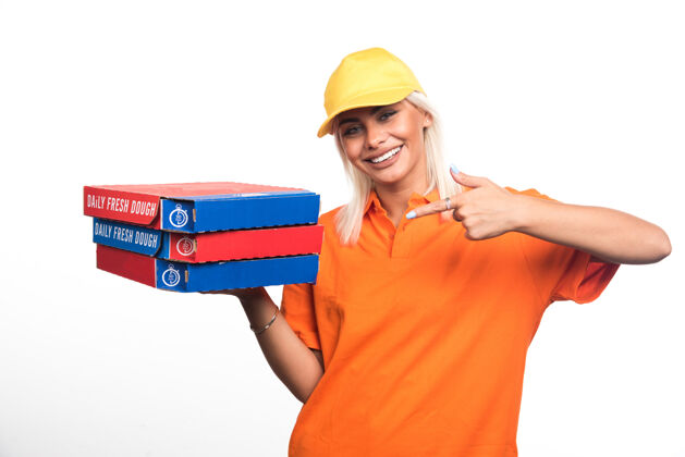 积极送比萨饼的女人拿着白色背景的比萨饼 手指指向一边高质量的照片披萨手势食物