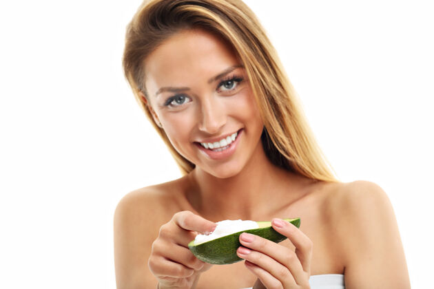 蔬菜有吸引力的成年妇女与鳄梨隔离在白色背景新鲜奶油治疗