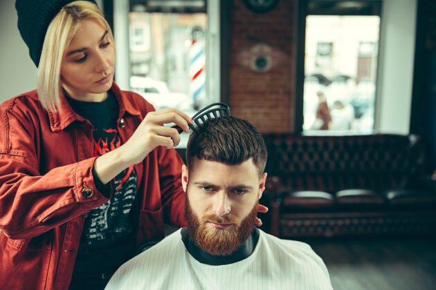 剃须客户在理发店剃须女理发师在沙龙性别平等女性在男性职业理发师肥皂理发师