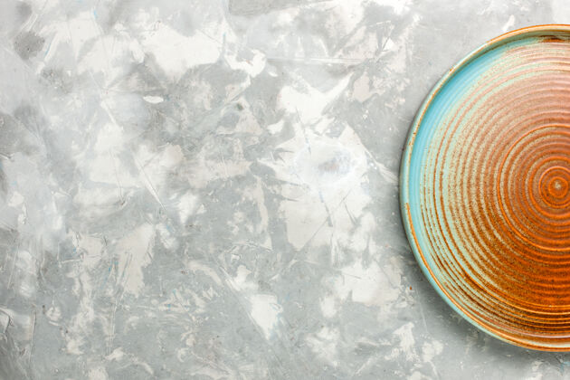 厨房圆形棕色平底锅的顶视图 空的 孤立的 灰色的表面生的餐具圆的