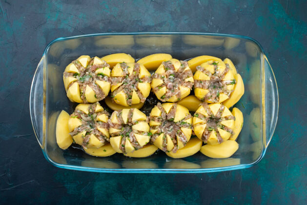 开心果黑色表面土豆肉末的俯视图生的可食用的坚果种子