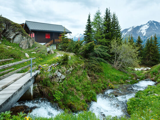 桥贝特梅拉尔普山村夏季多云的景色与小小溪（瑞士）水多云村庄